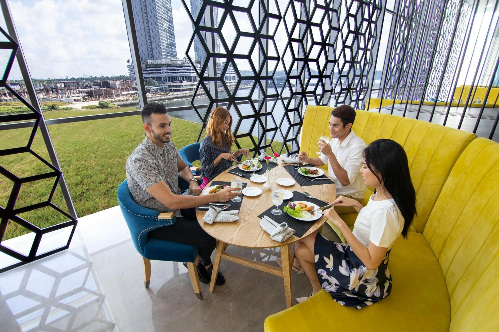 Fraser Place Puteri Harbour Nusajaya  Exteriör bild Sky Bar